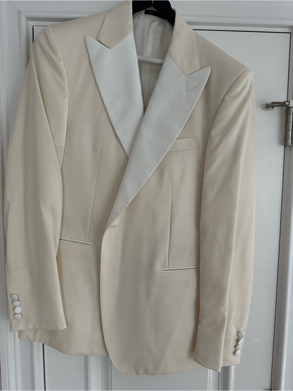Ivory & White Peak-Lapel Tuxedo Jacket